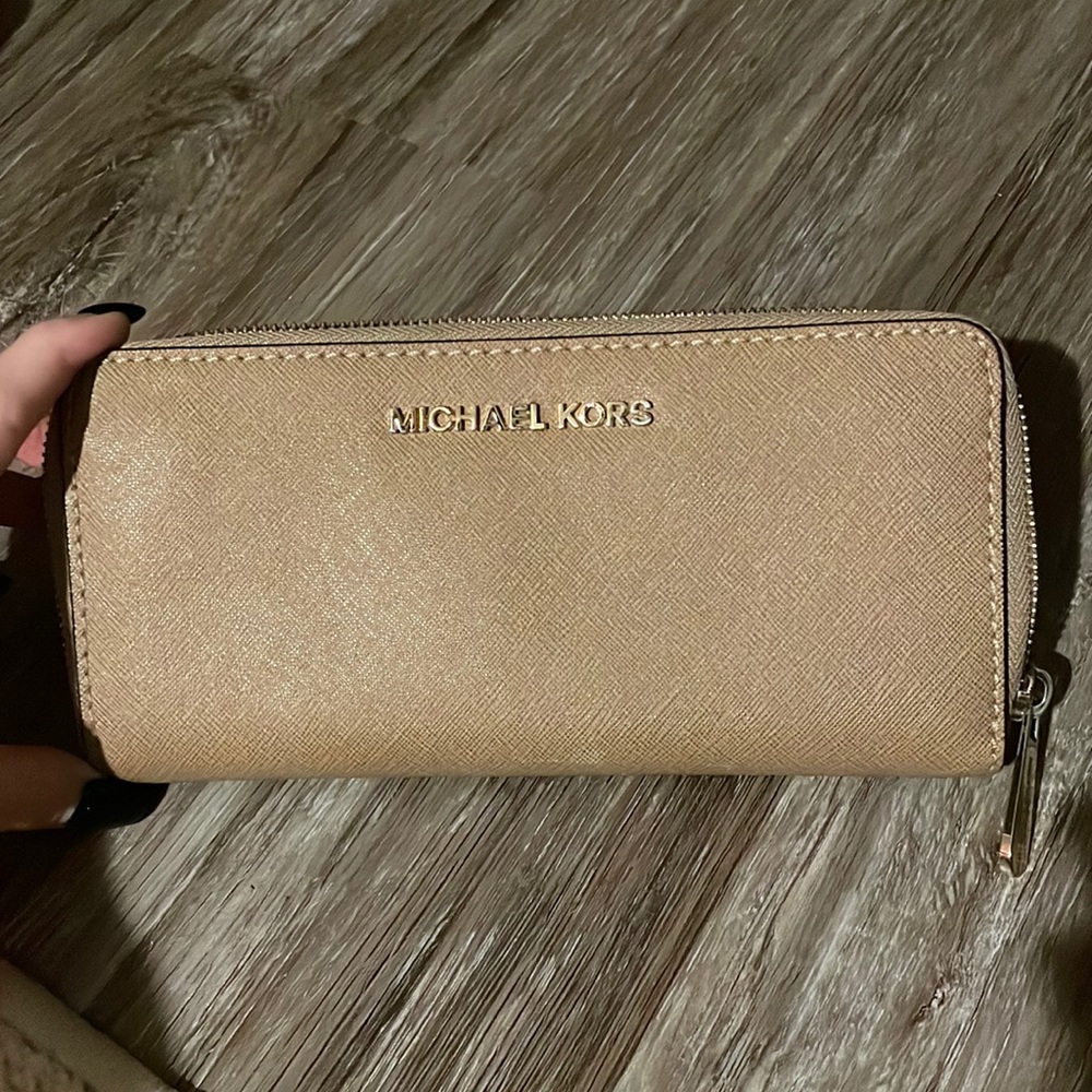 COPY - Michael Kors zipped wallet